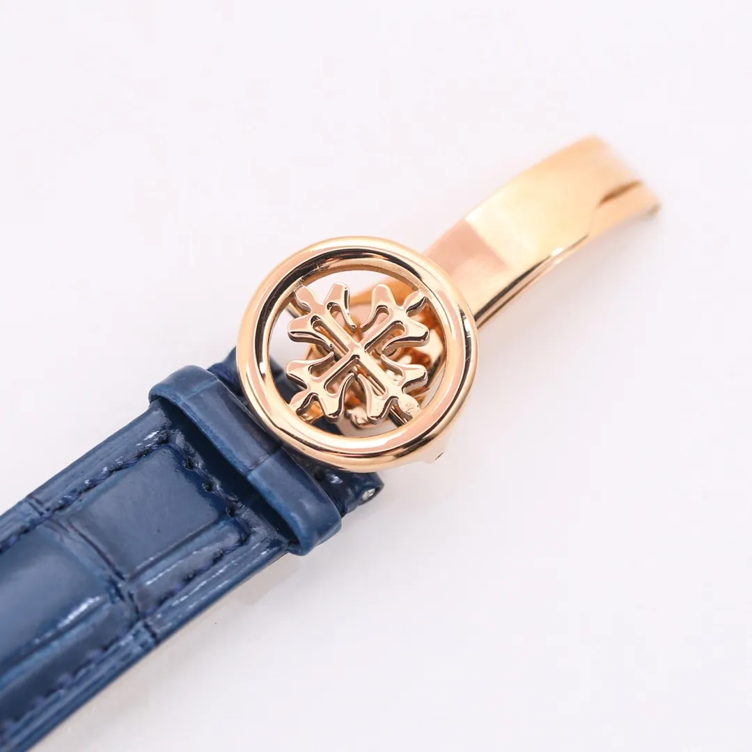 【Top Replica】💰4300! TW launches the highest version on the market - Patek Philippe - Complication Chronograph 5205G watch! 1⃣️After two years of continuous modification and debugging of the movement, we have always pursued original craftsmanship! 2⃣️Diameter 38.5MM! 3⃣️The functions are the same as the original ones, moon phase/week/month/calendar! 4⃣️It literally means high-difficulty two-color penetration, not an ordinary factory process! 5⃣️Sapphire glass mirror, the surface is coated with an extra layer of transparency! 6⃣️(Technical breakthrough) The Seagull movement is improved into an integrated Cal.324S movement! Both large and small plywood can achieve perfect chamfering effect and be rhodium plated. 7⃣️The plywood is decorated with gemstone bearings imported from Switzerland, and the color is pure, bright and natural. TW’s ingenious masterpiece welcomes your tasting! Factory quality! Welcome to reprint!